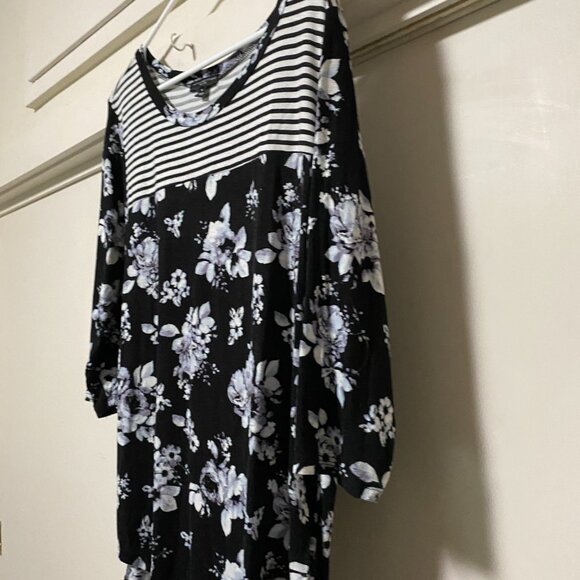 Signature 1 Studio, 3/4 length sleeve, black, white & gray tunic, size 1X - Picture 4 of 7